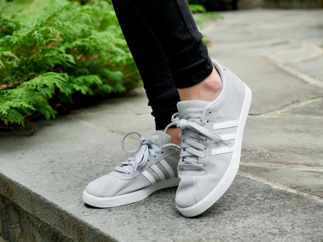 Eva Amurri Martino of lifestyle blog REZTT wearing black leggings and light grey adidas courtset sneakers on the morning school run