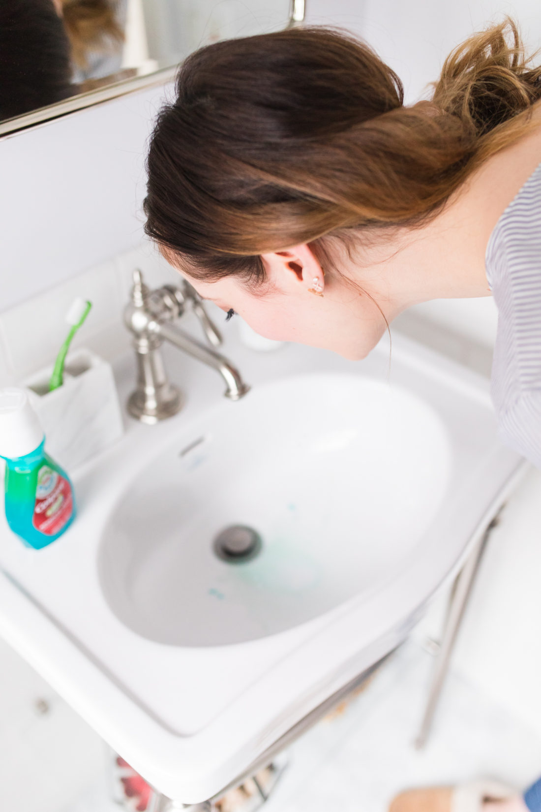 Eva Amurri Martino spits mouthwash in the the sink
