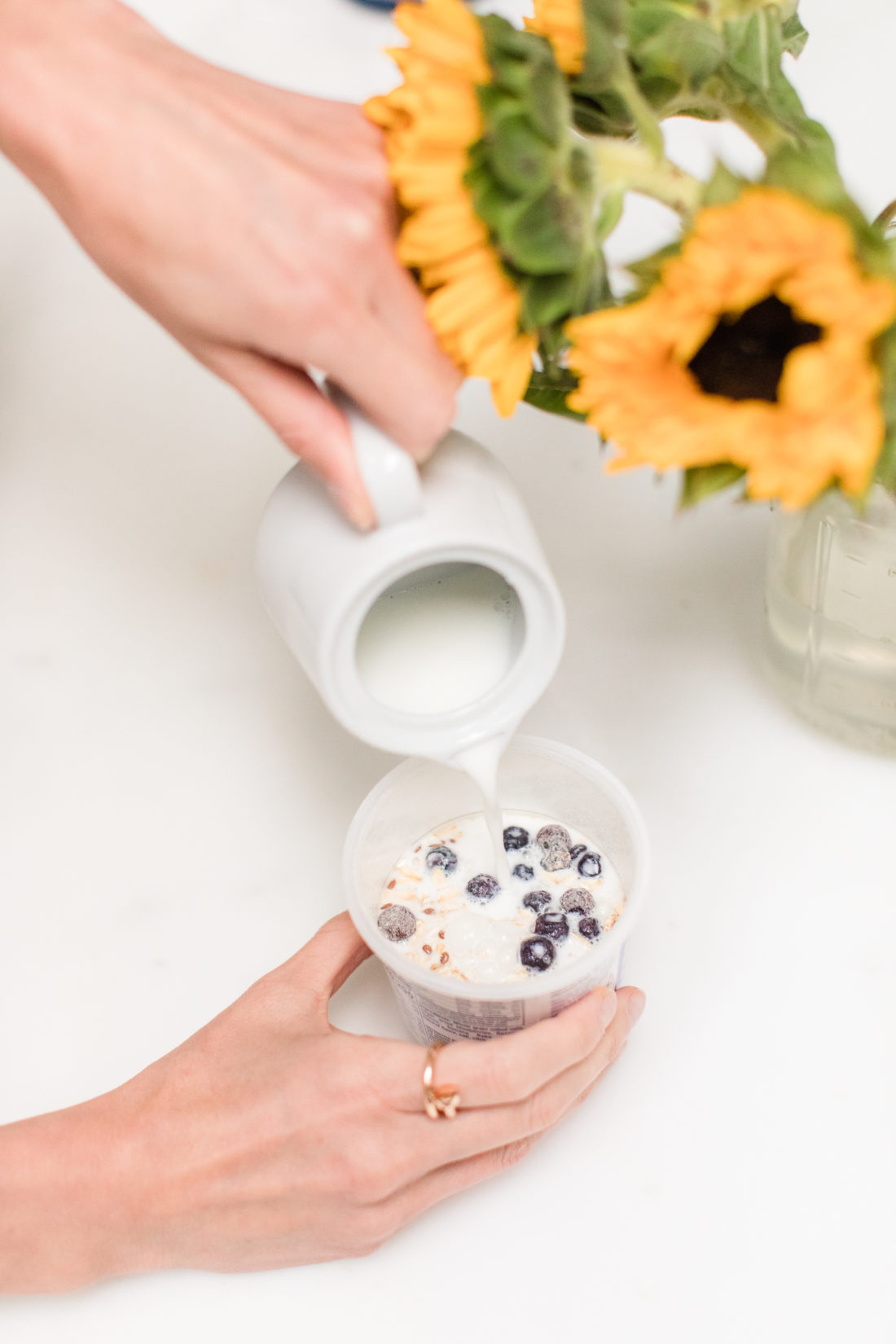 Eva Amurri Martino adds milk to a container of Quaker Overnight Oats