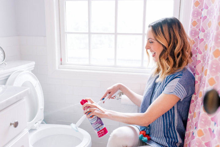 Eva Amurri Martino scrubbing her toilet clean with Clorox